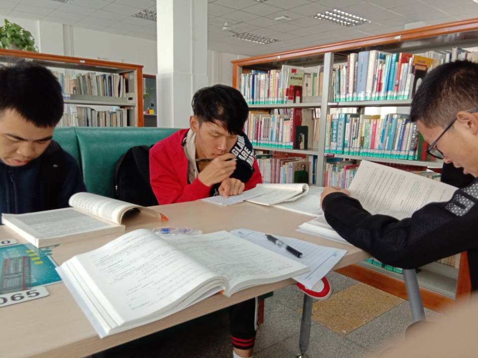 1545053615104309.jpg 学习互助小组集体自习.jpg