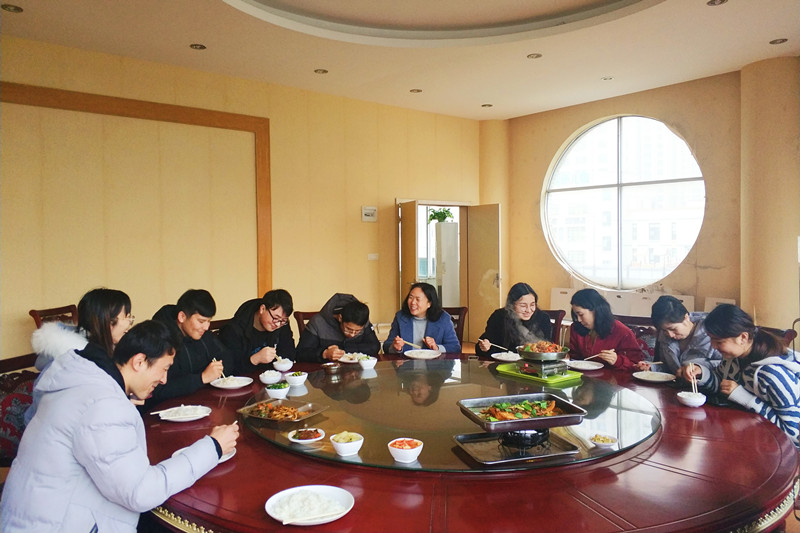 1551424501959737.jpg 老师同学生们一起享用午餐.jpg