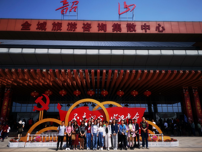 1557798304985901.jpg bat365在线平台官网登录学生党员骨干赴韶山学习.jpg