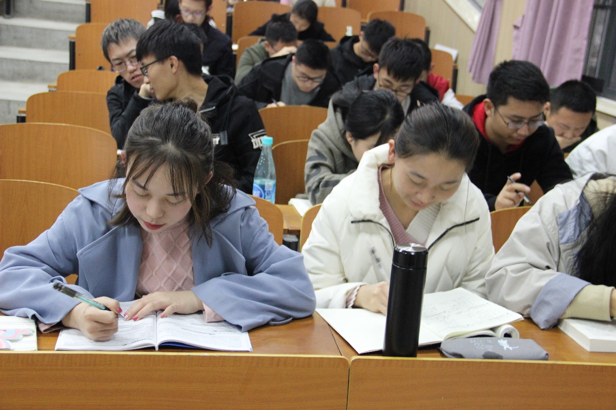 1545053425551495.jpg 集体自习学习照片.jpg