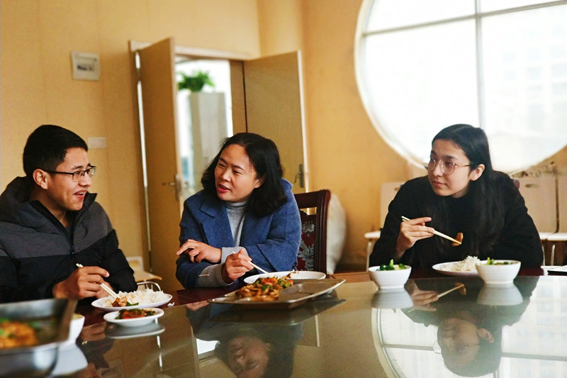 1551424543100023.jpg 吴泽娟副书记询问学生们的近况.jpg